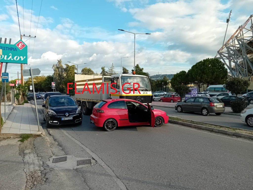 ΠΑΤΡΑ - ΤΩΡΑ: Οχημα του Δήμου συγκρούστηκε με ΙΧ - ΦΩΤΟ