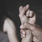Ενδοοικογενειακή βία: Γυναίκα στη Λέσβο πάτησε το panic button και η αστυνομία της τηλεφώνησε μισή ώρα μετά