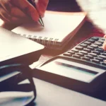 Επιδόματα: Ποια θα καταβληθούν πριν από τα Χριστούγεννα – Οι κατηγορίες δικαιούχων που θα λάβουν 200 ευρώ