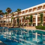 Τα ακριβά ξενοδοχεία πλουτίζουν, τα φθηνά δεν έχουν έσοδα