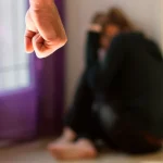 Καθηγήτρια καταγγέλλει τον αστυνομικό σύζυγο της για κακοποίηση και παράνομη σχέση με τρανς