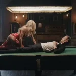 Άμπι Κλάνσι: Με καυτά κόκκινα εσώρουχα έδεσε τον Πίτερ Κράουτς σε τραπέζι μπιλιάρδου αλλά το τέλος... πόνεσε