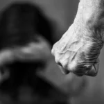 41χρονος γρονθοκόπησε την πρώην σύζυγό του έξω από βενζινάδικο και την έσυρε από τα μαλλιά
