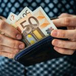 Μισθοί: Οι αυξήσεις που φέρνουν περικοπές σε επιδόματα και κοινωνικές παροχές