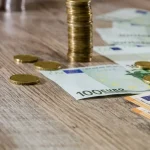 ΕΛΛΗΝΕΣ: Τελευταίοι σε μισθούς και αγοραστική δύναμη