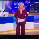 Η Αγγελική Νικολούλη φόρεσε μπορντό σακάκι και δίχασε το Χ