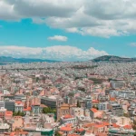 Ραγδαία υποχώρηση της ιδιοκατοίκησης στην Ελλάδα μέσα σε 20 χρόνια - Οι νέοι ζουν στο ενοίκιο, ενώ οι Boomers στο δικό τους σπίτι