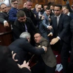 Σερβία: Ένταση και επεισόδια στη Βουλή – Η στιγμή που βουλευτές πιάστηκαν στα χέρια – BINTEO