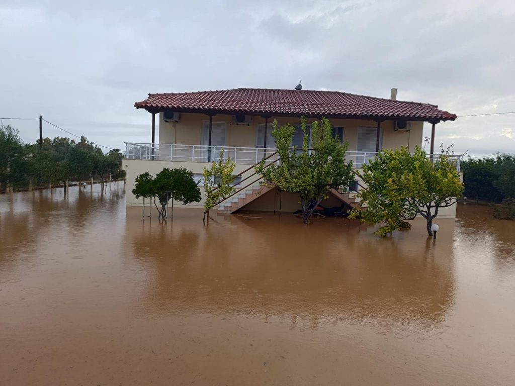 AXAΪΑ: ΑΠΙΣΤΕΥΤΕΣ ΕΙΚΟΝΕΣ  - Πλημμύρισε το σπίτι του και θα κινηθεί δικαστικά