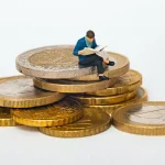Συνταξιούχοι: Ποιοι θα δουν αναδρομικά μέχρι και 9.100 ευρώ στους λογαριασμούς τους τον Νοέμβριο – Παραδείγματα
