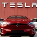 Η Tesla ξεπερνάει για πρώτη φορά το $1 τρισ. σε κεφαλαιοποίηση μετά τη νίκη Τραμπ