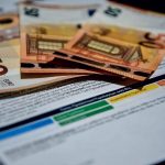 Από τη νέα χρονιά μπλε τιμολόγια για νοικοκυριά και πορτοκαλί για επιχειρήσεις