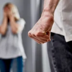 Πήγε μεθυσμένος στο σπίτι της πρώην του και την απείλησε μπροστά στα παιδιά τους