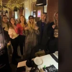Άννα Βίσση: Τραγούδησε με θαυμάστριές της στην πλατεία Αριστοτέλους υπό το βλέμμα του Νίκου Καρβέλα – ΒΙΝΤΕΟ
