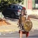 Ο δρομέας στον Μαραθώνιο που έτρεξε σχεδόν εννέα ώρες ξυπόλυτος, ντυμένος με στολή Σπαρτιάτη πολεμιστή