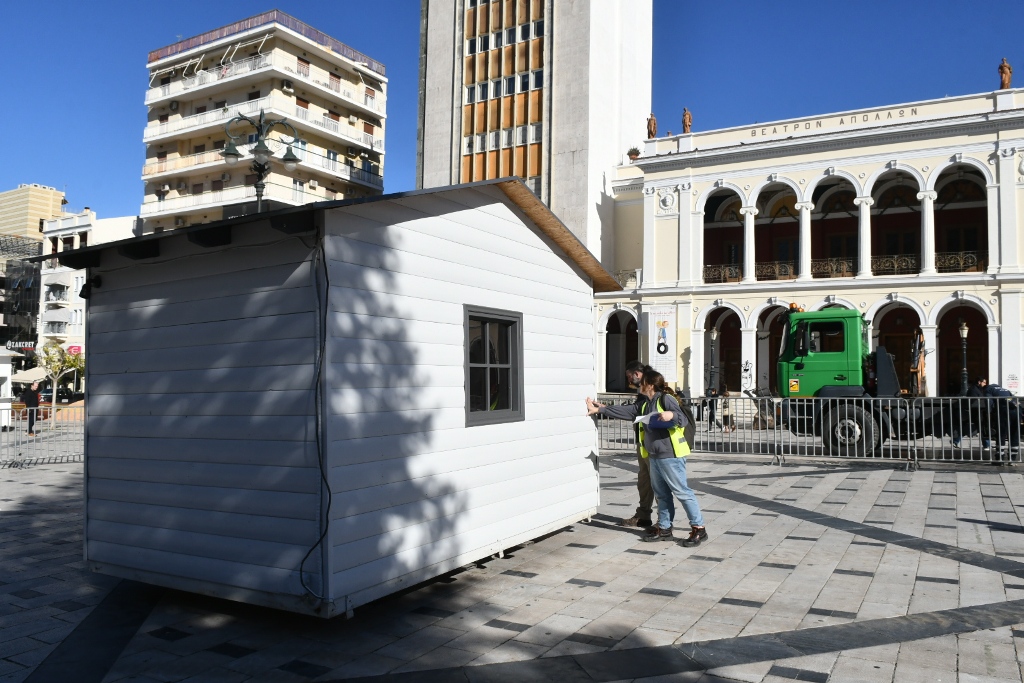 ΠΑΤΡΑ: Ετοιμάζεται το δένδρο στην Πλ. Γεωργίου - ΦΩΤΟ