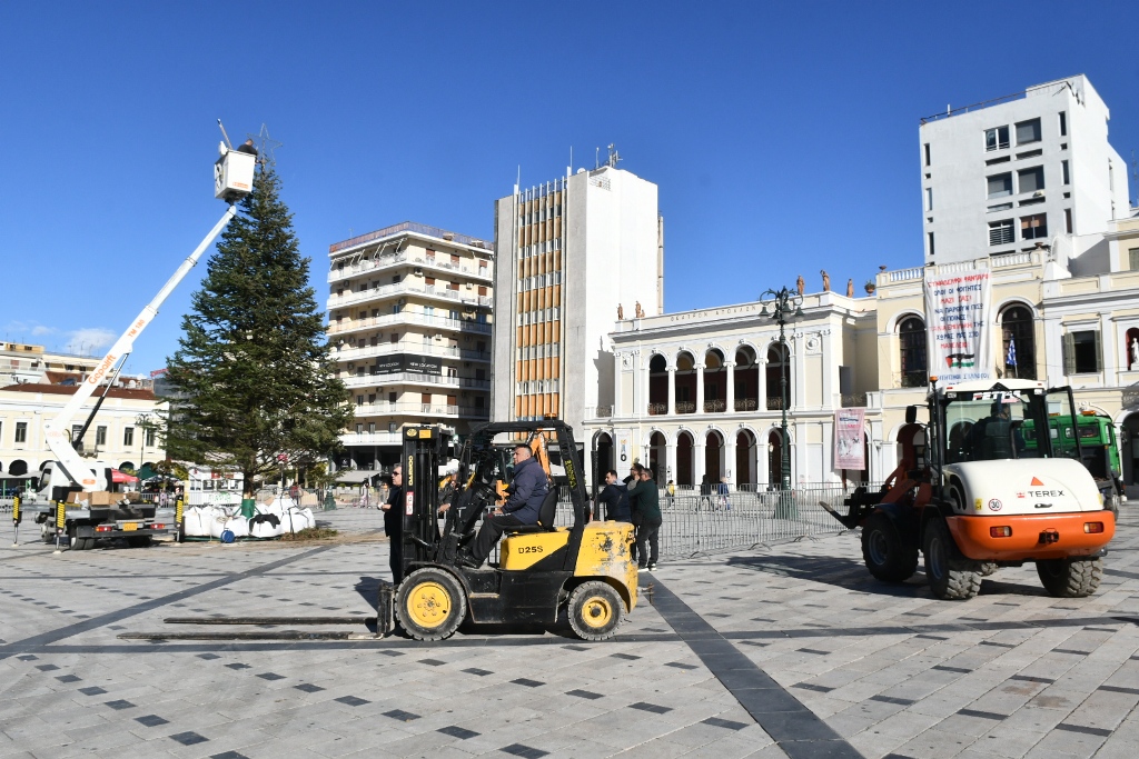 ΠΑΤΡΑ: Ετοιμάζεται το δένδρο στην Πλ. Γεωργίου - ΦΩΤΟ