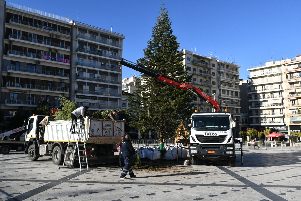 ΠΑΤΡΑ: Ετοιμάζεται το δένδρο στην Πλ. Γεωργίου - ΦΩΤΟ