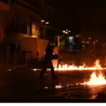 Θεσσαλονίκη: Κουκουλοφόροι πέταξαν μολότοφ στις αστυνομικές δυνάμεις έξω από το Τουρκικό Προξενείο