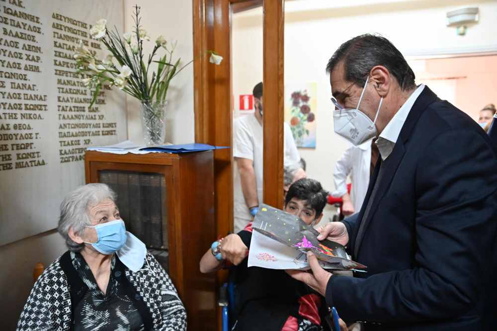 Ο Δήμαρχος Πατρέων σε Ιδρύματα και Καραμανδάνειο για ανταλλαγή ευχών - ΦΩΤΟ