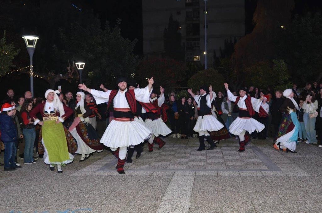 Το «πνεύμα» των Χριστουγέννων πήγε Ταραμπούρα ακολουθώντας τα… βήματα του χορού (ΦΩΤΟ)