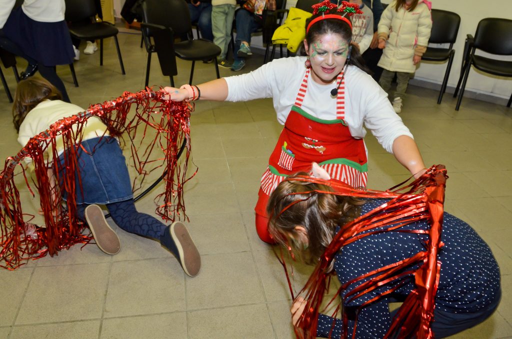 ΠΑΤΡΑ - ΦΩΤΟ: Ξεσήκωσε τους μικρούς η Party Mama στο εορταστικό φεστιβάλ