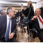 Τα μηνύματα του Κώστα Καραμανλή και η πρώτη αντίδραση του Μαξίμου – Νέα ομιλία από τον Αντώνη Σαμαρά την Πέμπτη