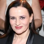 Ξεσπά η Καρυοφυλλιά Καραμπέτη με τα σεξιστικά σχόλια για τον νεότερο σύντροφό της: «Αυτό δεν επιτρέπεται σε μία γυναίκα;»