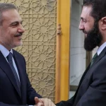Ο Φιντάν στο Προεδρικό Μέγαρο της Δαμασκού - Με κοστούμι και γραβάτα τον υποδέχθηκε ο Τζολάνι