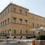 Αστυνομικός - Βουλή: «Έλεγε πως θα σκότωνε εμένα και τα παιδιά μου, πάντα ήταν βίαιος» - Όσα καταγγέλλει η σύζυγος του 45χρονου