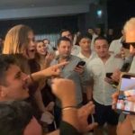 Τάσος Μπουγάς: Έγινε χαμός σε εμφάνισή του στην Αυστραλία - Του έσκισαν το πουκάμισο επί σκηνής