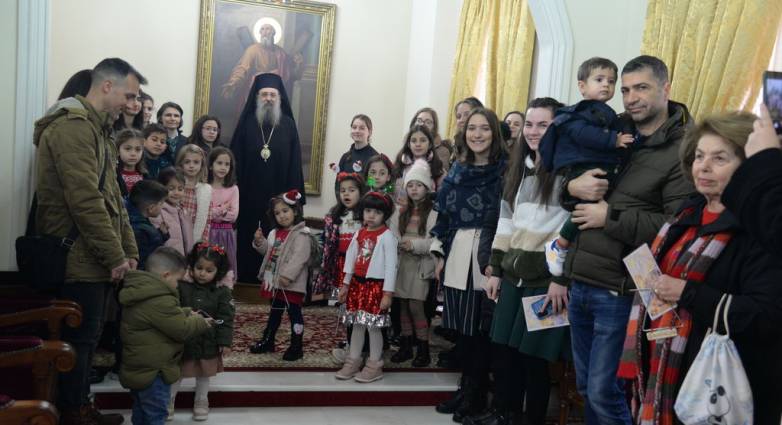 ΦΩΤΟ: Ποιοί είπαν τα Κάλαντα των Χριστουγέννων στον Μητροπολίτη Πατρών