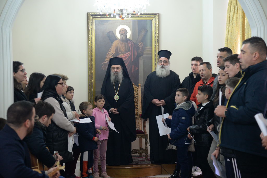 ΦΩΤΟ: Ποιοί είπαν τα Κάλαντα των Χριστουγέννων στον Μητροπολίτη Πατρών