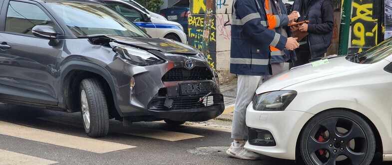 ΠΑΤΡΑ: Τριοχαίο στην οδό Κορίνθου - Το ένα ΙΧ σε πεζοδρόμιο - ΦΩΤΟ