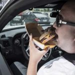 Κινδυνεύετε με βαρύ πρόστιμο αν τρώτε μέσα στο αυτοκίνητο – Πότε σας παίρνουν το δίπλωμα