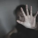 Ξυλοκόπησε την σύζυγό του όταν έμαθε ότι έχει εξωσυζυγική σχέση - Η κόρη τους μπήκε στη μέση