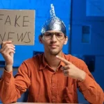 Fake news και θεωρίες συνωμοσίας: Γιατί κάποιοι επιμένουν να τα πιστεύουν