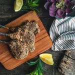 Φανταστική συνταγή για χοιρινά παϊδάκια με κρούστα από καρύδια και σύκα