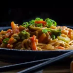 Κοτόπουλο Lo Mein: Ασιατικό ζουμερό πιάτο με ό,τι έχει το ψυγείο και το ντουλάπι