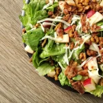 Γιορτινή σαλάτα με μήλα, κράνμπερι και γλασαρισμένα καρύδια
