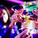 Τα μέτρα της κυβέρνησης για την προστασία των εφήβων – Λουκέτο σε μαγαζιά που πουλούν αλκοόλ στους ανηλίκους και «κόφτης» στα social media