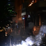 Εξάρχεια: Κλεφτοπόλεμος στα στενά με μολότοφ και χημικά – Επεισόδια μετά την πορεία – Φώτο
