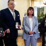 «Λύγισε» η Κατερίνα Σακελλαροπούλου μπροστά στην αγρότισσα που δώρισε ασθενοφόρο στο Μεσολόγγι - Τιμήθηκε με παράσημο η Αθηνά Παπαχρήστου (ΦΩΤΟ)