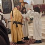 Συρία: Μαρωνίτης ιερέας λειτουργεί με το όπλο στην πλάτη, «δια τον φόβο των ισλαμιστών»!