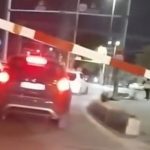 ΠΑΤΡΑ: 40 λεπτά περίμεναν μέσα σε λεωφορεία και ΙΧ! Κατέβηκαν οι μπάρες... και κανείς δεν ερχόταν