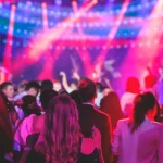 Ρεβεγιόν σε πίστες και μουσικές σκηνές: Το κόστος, ποια σχήματα είναι sold out και οι... ευκαιρίες της τελευταίας στιγμής