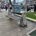 ΠΑΤΡΑ: Το «θλιβερό» παγκάκι στην στολισμένη και γιορτινή πλατεία Γεωργίου