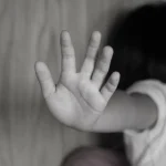 Σοκαριστική υπόθεση στην Κύπρο: Μητέρα φωτογράφιζε γυμνές τις ανήλικες κόρες της για χάρη του παιδόφιλου εραστή της