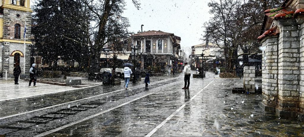 ΔΕΙΤΕ ΜΑΓΕΥΤΙΚΕΣ ΦΩΤΟ: Καλάβρυτα ΤΩΡΑ .... χιονίζει