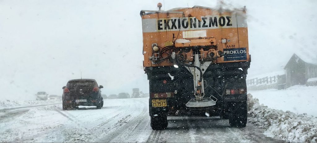 ΔΕΙΤΕ ΦΩΤΟ: Χιονίζει στα Καλάβρυτα - Εκατοντάδες στο χιονοδρομικό